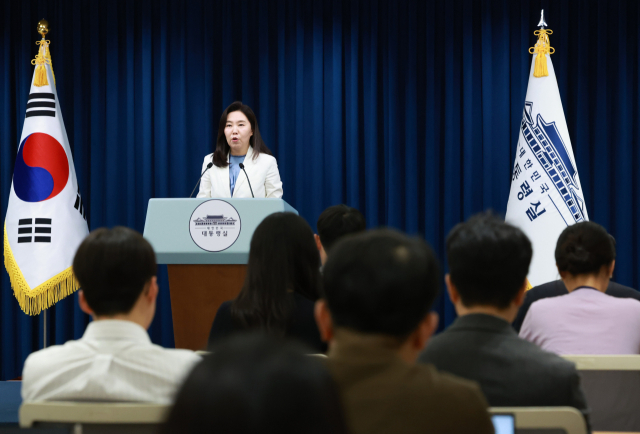 강유정 대통령실 대변인이 7일 서울 용산 대통령실 청사에서 청년담당관 신설 등 현안 브리핑을 하고 있다. 연합뉴스