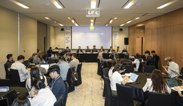 8일 제주 서귀포시 제주신화월드에서 ‘2025 전동화 시대로의 대전환’을 주제로 열린 ‘글로벌 e모빌리티 네트워크 포럼’에서 주제발표자와 패널들이 토론을 벌이고 있다. 한국자동차기자협회 제공