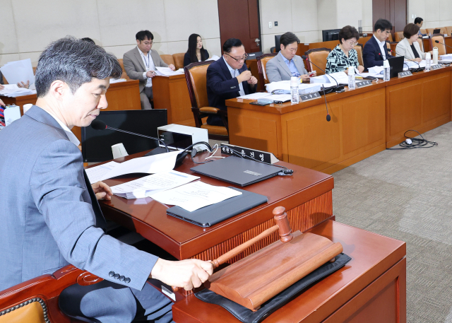 8일 국회 행정안전위원회의 법안심사제1소위원회에서 더불어민주당 소속 윤건영 소위원장이 의사봉을 두드리고 있다. 연합뉴스