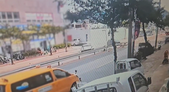 8일 오후 3시 55분께 부산 기장군 기장읍의 한 도로에서 3중 추돌 사고가 발생해 차량이 전복되고 운전자와 동승자 등 4명이 다쳤다. 기장경찰서 제공