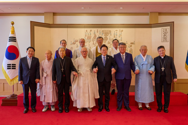 이재명 대통령이 9일 서울 용산 대통령실 청사에서 열린 오찬 간담회에 참석한 종교계 지도자들과 기념촬영을 하고 있다. 앞줄 왼쪽부터 김종생 한국기독교교회협의회 총무, 천태종 총무원장 덕수스님, 이용훈 한국천주교주교회의 의장주교, 조계종 총무원장 진우스님, 이 대통령, 김종혁 한국교회총연합회 대표회장, 최종수 성균관장, 정순택 천주교 서울대교구 교구장 대주교. 뒷줄 왼쪽부터 박인준 천도교 교령, 태고종 총무원장 상진스님, 나상호 원불교 교정원장, 김령하 한국민족종교협의회 회장. 연합뉴스