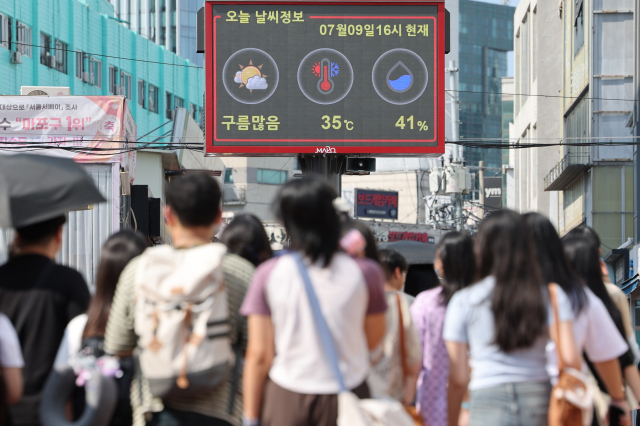 폭염이 계속되는 9일 서울마포구 홍대 부근 거리에 설치된 전광판에 이날 기온이 표시되고 있다. 연합뉴스
