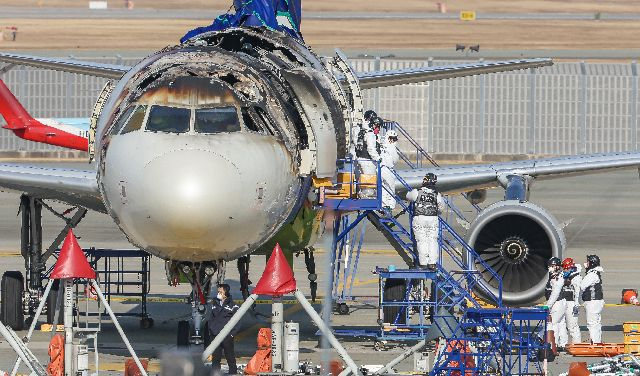 3일 오전 부산 강서구 김해국제공항 에어부산 여객기 화재현장에서 국토부 항공철도사고조사위원회와 프랑스 항공사고조사위원회, 경찰, 소방 등이 합동감식을 진행하고 있다. 부산일보DB