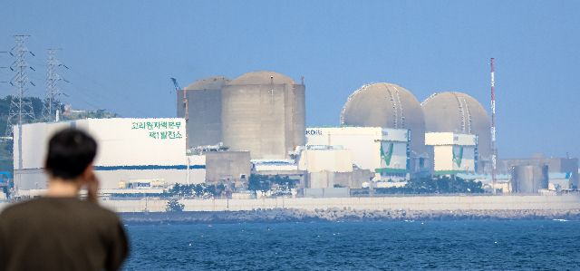 국내 최초의 상업용 원자력발전소인 고리 원자력발전소 1호기의 해체 승인 여부가 결정되는 26일 부산 기장군 해안가에서 바라본 고리원전 1호기 (왼쪽 두번째) 모습. 김종진 기자 kjj1761@