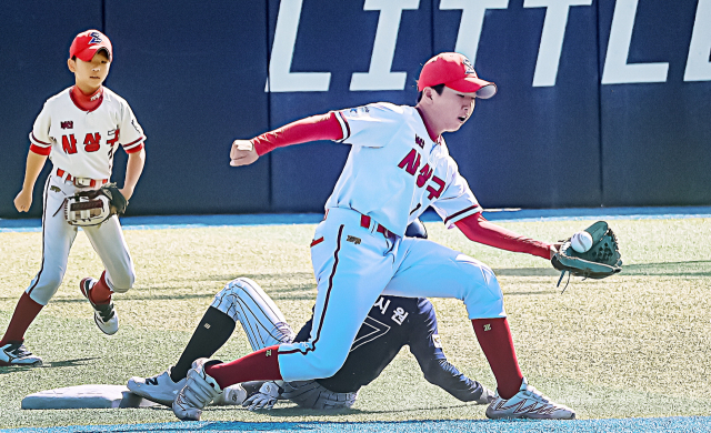 기장군리틀 문시원이 9일 부산 기장군 현대차드림볼파크 리틀야구장에서 열린 제1회 송월타올배 최동원기념 부울경 리틀야구대회 사상구리틀전에서 1회초 2루 도루에 성공하고 있다. 김종진 기자 kjj1761@