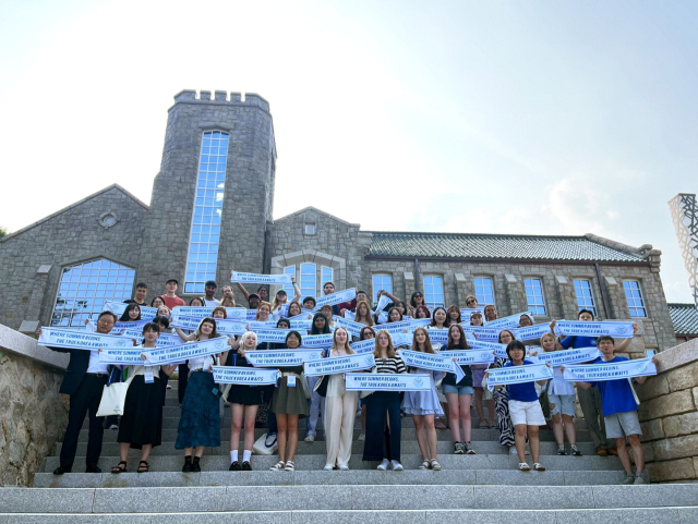 지난 7일부터 4주간 운영되는 PNU 서머스쿨에 참가한 외국인 대학생들이 부산대 박물관 앞에서 사진 촬영을 하고 있다. 부산대 제공