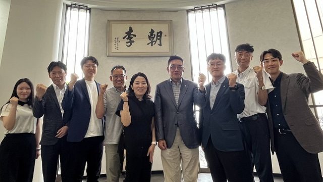 이천일 농협경제지주 품목지원본부장(왼쪽 6번째)이 지난 8일 일본 외식업체 이조원 본사에서 양창숙 이조원 대표이사(5번째) 및 관계자들과 기념사진을 촬영하고 있다. 농협 제공