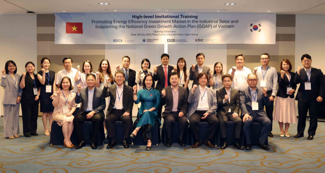 9일 현대호텔 울산 회의장에서 개최된 베트남 에너지효율 분야 고위급 초청연수 입교식에서 공단 이상훈 이사장(앞줄 왼쪽 3번째)이 베트남 당 하이 증 산업무역부 부국장(5번째), 베트남 응우엔 티 킴 아잉 국회의원(4번째), 레 호앙 하이 국회의원(2번째,) 브엉 꾸옥 탕 국회의원(뒷줄 왼쪽 4번째) 및 관계자들과 기념사진을 촬영하고 있다. 에너지공단 제공