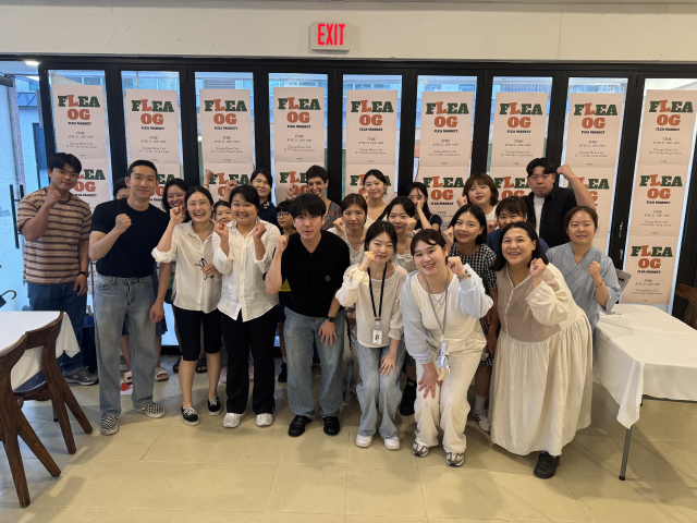 지난 6월 경남 김해시 율하카페거리에서 열린 ‘청년 플리마켓 FLEA-LOG’에 참여한 김해 청년들. 김해시 제공