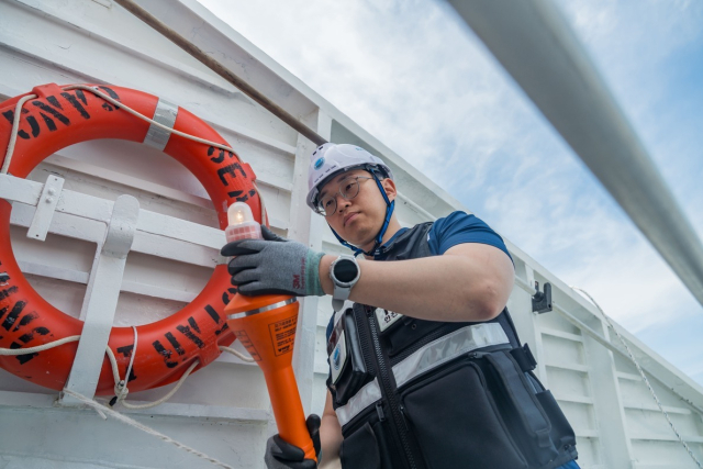 한국해양교통안전공단(KOMSA) 운항관리자가 ‘구명부환’과 ‘자기점화등’ 등 연안여객선의 구명설비와 조난신호장비를 점검하고 있다. KOMSA 제공