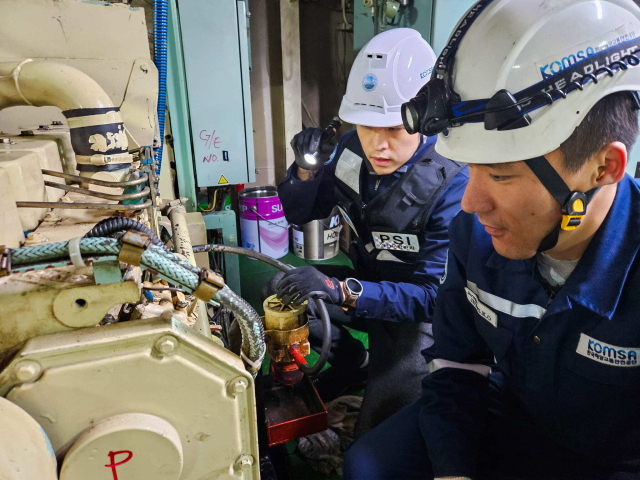 한국해양교통안전공단(KOMSA) 운항관리자(왼쪽)와 선박검사원이 함께 연안여객선 기관실에서 주기관을 점검하고 있다. KOMSA 제공