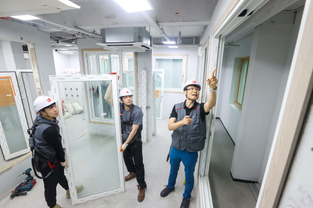 경기도 평택시에 위치한 'LX Z:IN 인테리어 아카데미'에서 진행되고 있는 창호 시공 실습 강의를 진행하고 있다. LX하우시스 제공