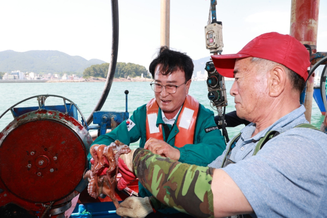 박동식 사천시장이 9일 문어 낚시어선업 해상 현장을 방문해 어민들의 애로사항 등을 청취했다. 사천시 제공