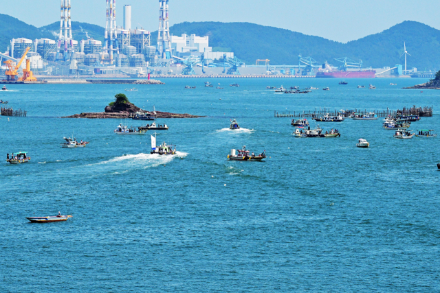 9일 경남 사천시 삼천포대교 인근 바다. 문어낚시를 하는 배들로 가득 찼다. 김현우 기자