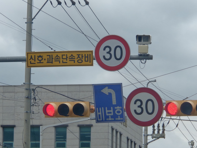 울산시 중구에 설치된 무인단속카메라. 울산 전역에 있는 무인단속카메라 947대 중 134대가 정기검사비용을 확보하지 못해 오는 10월부터 올해 안에 운영 중지될 예정이다. 권승혁 기자