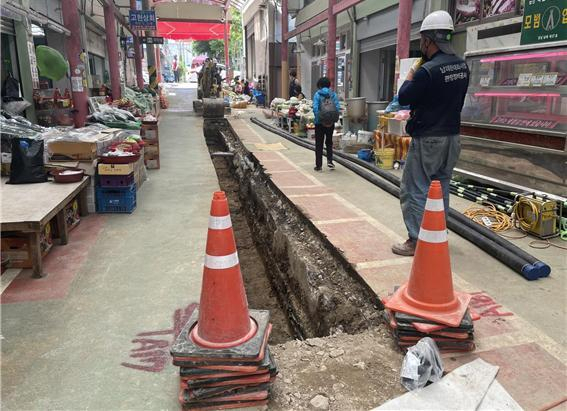 남해군 남해읍에서 상수관로 공사가 진행되고 있다. 남해군 제공