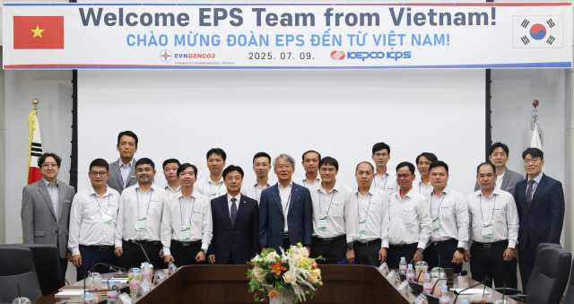 베트남 EPS 직원들이 지난 9일 한전KPS 본사를 방문해 발전안전사업본부장인 김도윤 부사장(앞줄 왼쪽 6번째) 등 임직원과 기념촬영을 하고 있다. 한전KPS 제공