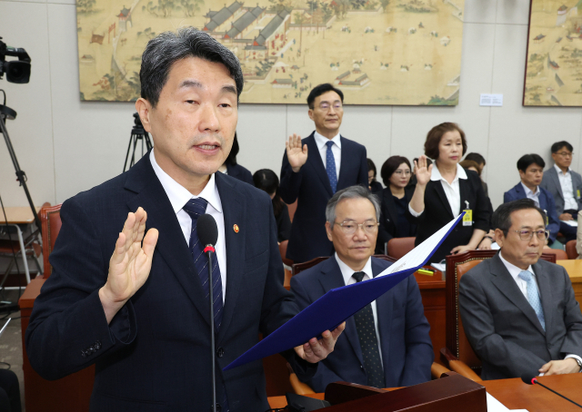 이주호 사회부총리 겸 교육부 장관이 10일 서울 여의도 국회 교육위원회에서 열린 리박스쿨 청문회에서 증인선서를 하고 있다. 선서인 왼쪽부터 이주호 부총리 겸 교육부 장관, 장신호 서울교대 총장. 손효숙 리박스쿨 대표. 연합뉴스