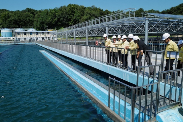 7월 10일 윤석대 한국수자원공사 사장이 충남 부여 석성정수장에서 시설 관리자들과 함께 정수장 설비를 점검하고 있다. 석성정수장은 부여군과 논산시 등에 수돗물을 공급하는 시설이다. 한국수자원공사 제공
