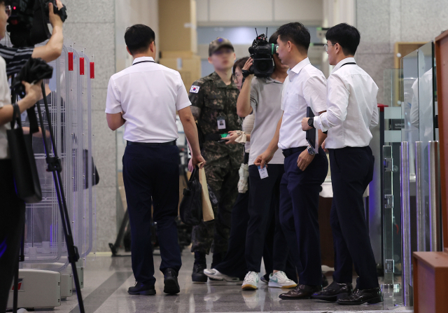 이명현 순직해병특검팀이 채 상병 사건 수사 외압 의혹의 단초가 된 ‘VIP 격노설’ 수사를 위해 10일 서울 용산구 국방부 청사에서 압수수색에 나서고 있다. 연합뉴스