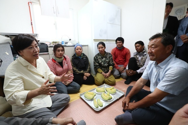 송미령 농식품부 장관이 10일 공공형 계절근로자 쉼터를 찾아 농업인들과 대화를 하고 있다. 농식품부 제공