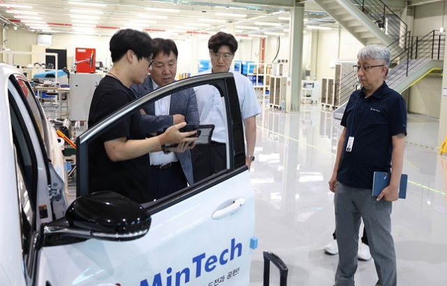 중소기업기술정보진흥원(기정원) 김영신 원장(왼쪽에서 두번째)이 전기차 배터리 및 에너지저장장치(ESS) 검사·진단 전문기업인 민테크를 찾아 기술에 대한 설명을 듣고 있다. 기정원 제공
