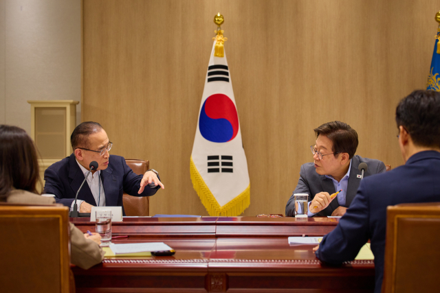 이재명 대통령이 10일 서울 용산 대통령실 청사에서 열린 국가안전보장회의(NSC) 전체회의에 참석해 위성락 국가안보실장과 논의하고 있다. 연합뉴스