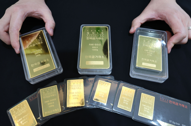 사진은 서울 종로구 한국금거래소에서 직원이 골드바를 정리하는 모습. 연합뉴스