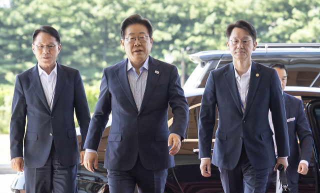 이재명 대통령이 11일 용산 대통령실로 출근하고 있다. 연합뉴스