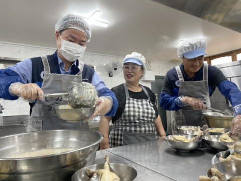 삼계탕 나눔행사에 참여 중인 심준섭 고리원자력본부 대외협력처 지역협력부장(사진 왼쪽)