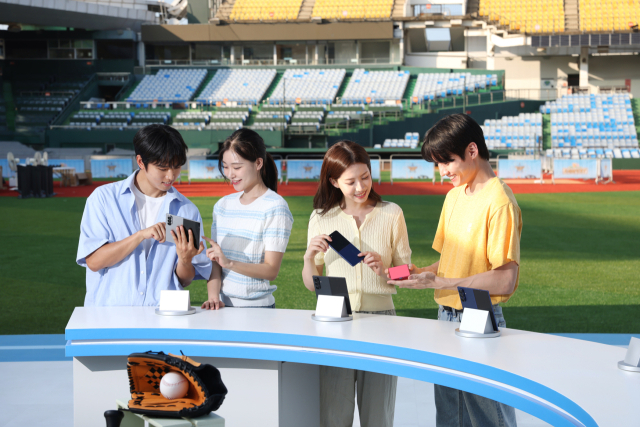 대전 중구 한화 이글스파크 갤럭시 체험존에서 방문객들이 ‘갤럭시 Z 폴드7’과 ‘갤럭시 Z플립7’의 디자인을 살펴보고 있다.삼성전자 제공