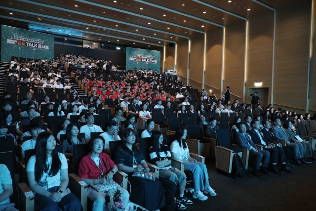 강원랜드는 11일 서울 코엑스에서 ‘2025년, 오늘 우리가 지키는 미래-희망세대와 함께하는 온도(온라인도박)Talk 콘서트’를 개최했다(행사 관객석 모습). 강원랜드 제공