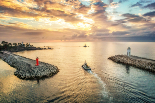‘제6회 국가어항 디지털 사진 공모전’ 대상 수상작으로 경주 감포항의 풍경을 담은 황보달 씨의 ‘출항’. 해수부 제공