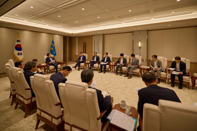 대통령실은 이재명 대통령이 11일 서울 용산 대통령실 청사에서 참모진과 오전 티타임을 갖는 모습을 12일 SNS에 공개했다. 연합뉴스