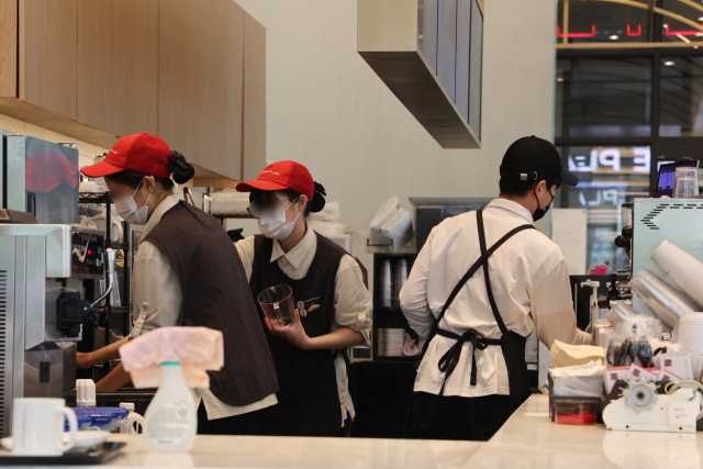 내년 최저임금이 올해보다 2.9% 오른 시간당 1만320원으로 결정됐다. 13일 서울 시내의 한 카페에서 일하는 종업원들. 연합뉴스