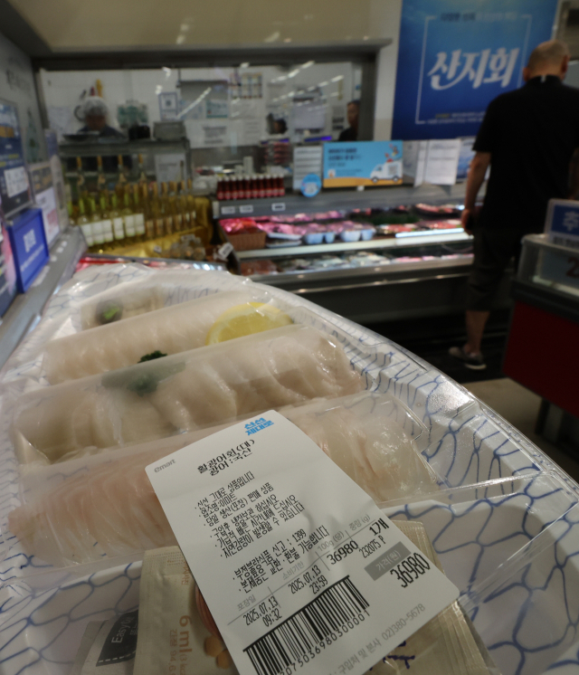 기후변화의 영향으로 ‘국민 횟감’ 광어와 우럭의 가격이 오름세를 이어가고 있다. 13일 한 대형마트 생선회 판매대 모습. 연합뉴스