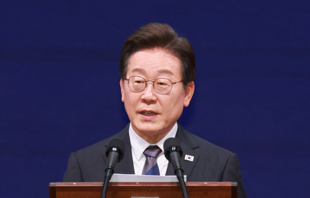 이재명 대통령이 13일 서울 강남구 코엑스에서 열린 2025 세계정치학회(IPSA) 서울총회 개막식에서 연설하고 있다. 연합뉴스