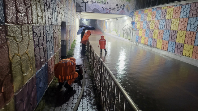 경남소방대원들이 13일 오후 7시 40분께 침수 우려 신고가 접수된 경남 밀양시 가곡지하차도에 출동해 배수 작업을 벌이고 있다. 경남소방본부 제공