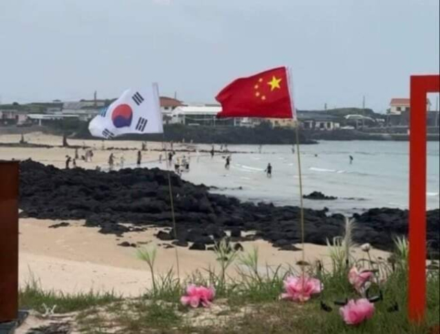 제주도 우도의 한 해변에서 중국 국기인 오성홍기가 태극기와 나란히 설치됐다가 철거되는 일이 발생했다. 스레드 캡처