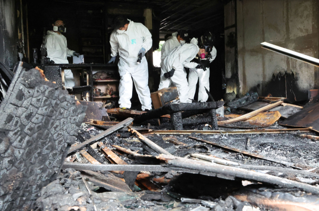 지난 13일 80대 어머니와 50대 아들의 목숨을 앗아간 부산 북구의 한 아파트 화재 현장에서 경찰과 소방, 국립과학수사원, 한국전기안전공사 등 유관기관 사고조사원들이 14일 오전 정확한 화재 원인과 피해 규모 등을 밝히기 위한 합동 감식을 진행하고 있다. 정종회 기자 jjh@