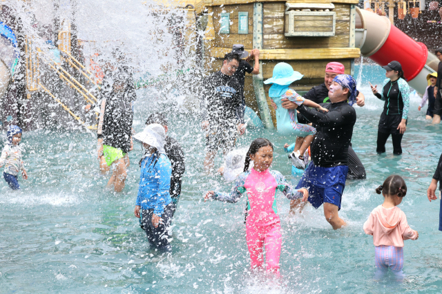 명동공원 방문객들이 다양한 물놀이 시설을 이용하면서 즐거운 시간을 보내고 있다. 양산시 제공