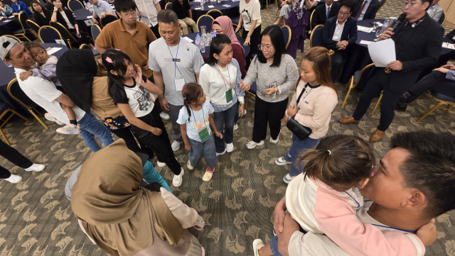 경남해상산업노동조합과 전국해상선원노련, 근해통발수협, 선원관리업체 (주)삼우선박·(주)한챔이 손잡고 준비한 ‘인도네시아 외국인 선원 가족 초청 상봉 행사’가 14일 금호통영마리나리조트에서 열려 잔잔한 감동을 선사했다. 김민진 기자