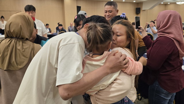 경남해상산업노동조합과 전국해상선원노련, 근해통발수협, 선원관리업체 (주)삼우선박·(주)한챔이 손잡고 준비한 ‘인도네시아 외국인 선원 가족 초청 상봉 행사’가 14일 금호통영마리나리조트에서 열려 잔잔한 감동을 선사했다. 김민진 기자