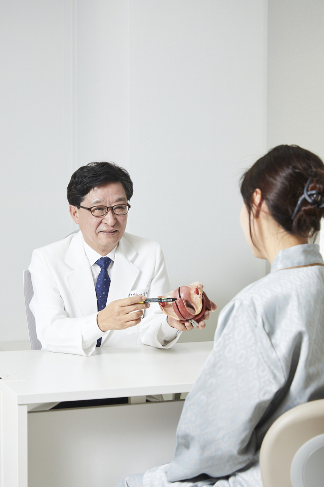 고영호 원장이 검진 환자와 상담하고 있는 장면. 한국건강관리협회 부산서부지부 제공