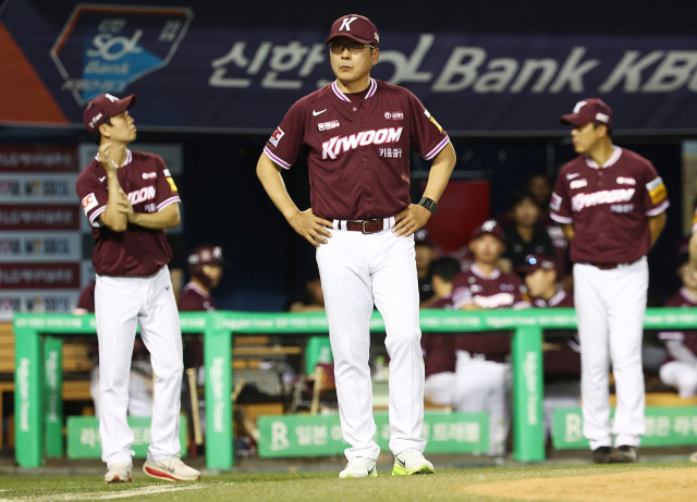 해임된 키움 히어로즈 홍원기 감독이 더그아웃에서 나서고 있다. 연합뉴스