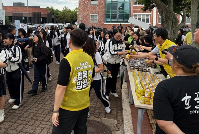 농협이 쌀 소비를 늘리기 위해 운영하는 ‘행복米밥차’가 지난 6월 13일 제주 신성여고에서 학생들에게 아침밥을 제공하고 있다. 농협 제공