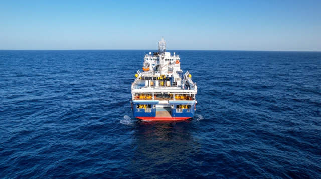 탐해3호가 동해에서 스트리머 장비를 활용해 탄성파 탐사를 수행하고 있는 모습. 지질자원연구원 제공