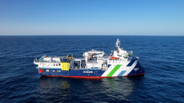 탐해3호가 동해에서 스트리머 장비를 활용해 탄성파 탐사를 수행하고 있는 모습. 지질자원연구원 제공