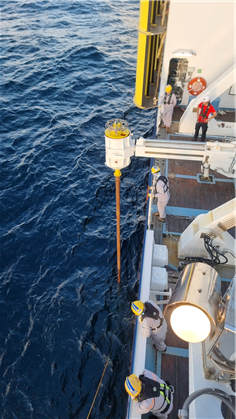 탐해3호에서 연구진이 해양 탐사 활동을 수행하고 있다. 지질자원연구원 제공