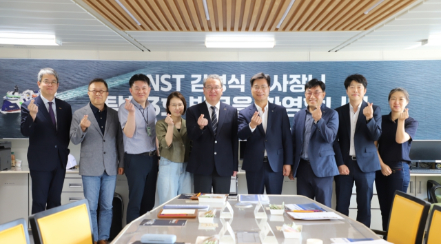 한국지질자원연구원(KIGAM) 연구진이 탐해3호 앞에서 서태평양 해저 희토류 탐사 출항 준비를 마치고 기념 촬영을 하고 있다.(오른쪽 네 번째부터) 김영식 이사장, 권이균 원장, 김윤미 센터장. 지질자원연구원 제공